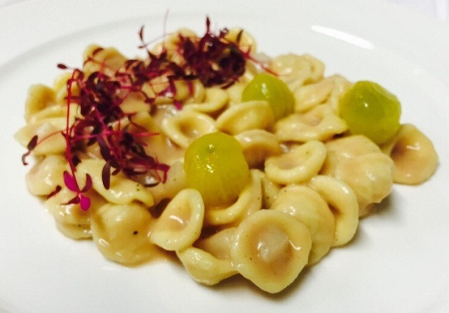 Orecchiette di semola, insalatina scarlet e daikon nero