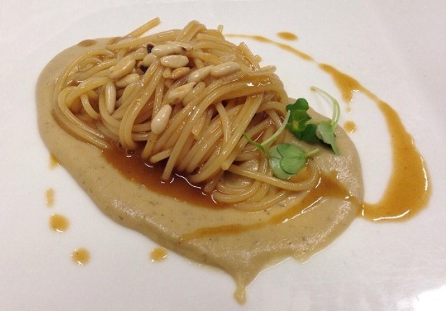 Spaghetti di kamut, crema di melanzane e pinoli