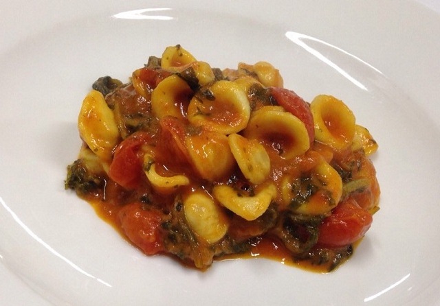 Orecchiette di semola alla salsa di pomodoro Fiaschetto di Torre Guaceto e cicoria di campo